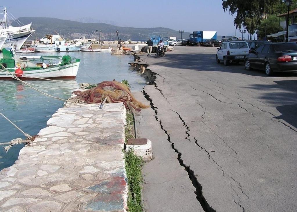 Μέτρα Προστασίας κατά τη διάρκεια του Σεισμού Εάν είστε σε παραθαλάσσια περιοχή: Απομακρυνθείτε από την ακτή, τις προβλήτες,