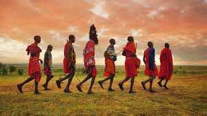 H πόλη είναι γεµάτη οµορφιές. Eδώ συναντώνται και µπερδεύονται όλες οι φυλές, οι κουλτούρες και οι θρησκείες της Kένυας.