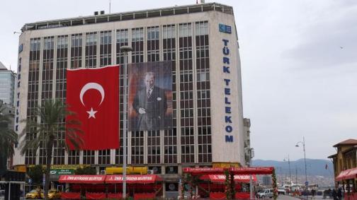 -- Το 55% της Turk Telekom εξαγοράζουν τρεις τουρκικές τράπεζες Σε εξαγορά του 55% της Turk Telekom θα προχωρήσουν τρεις τουρκικές τράπεζες, εκχωρώντας της δάνειο ύψους 3-4 δισ.