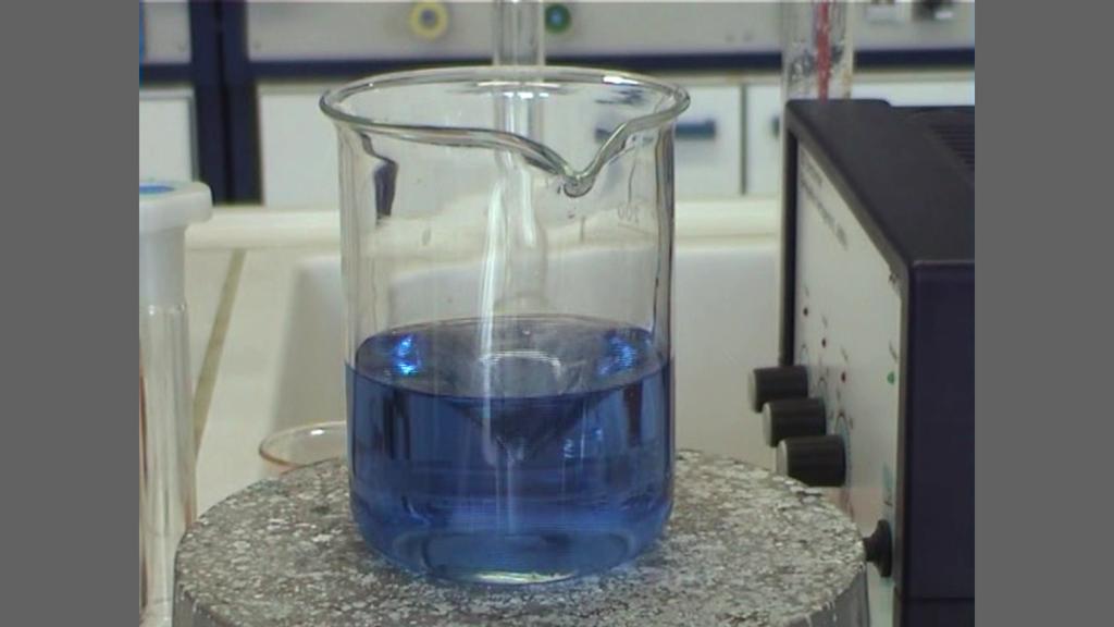 1.5. Παραδείγματα 23 Διάλυμα Α: Ανάμιξη, 800 ml νερό, 60 g NaBrO3 και 24 g πυκνό H2 SO4. Διάλυμα Β: Ανάμιξη 25 g CH2 (COOH)2 (μηλονικό οξύ) και 250 ml νερό. Διάλυμα Γ: Ανάμιξη 0.