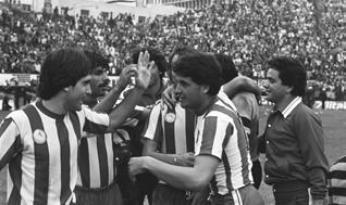 94 ΧΡΟΝΙΑ ΟΛΥΜΠΙΑΚΟΣ Tο καλοκαίρι του 1979 το Ποδόσφαιρο γίνεται επαγγελματικό στην Ελλάδα, και ο ΟΛΥΜΠΙΑΚΟΣ μπαίνει δυναμικά στο νέο