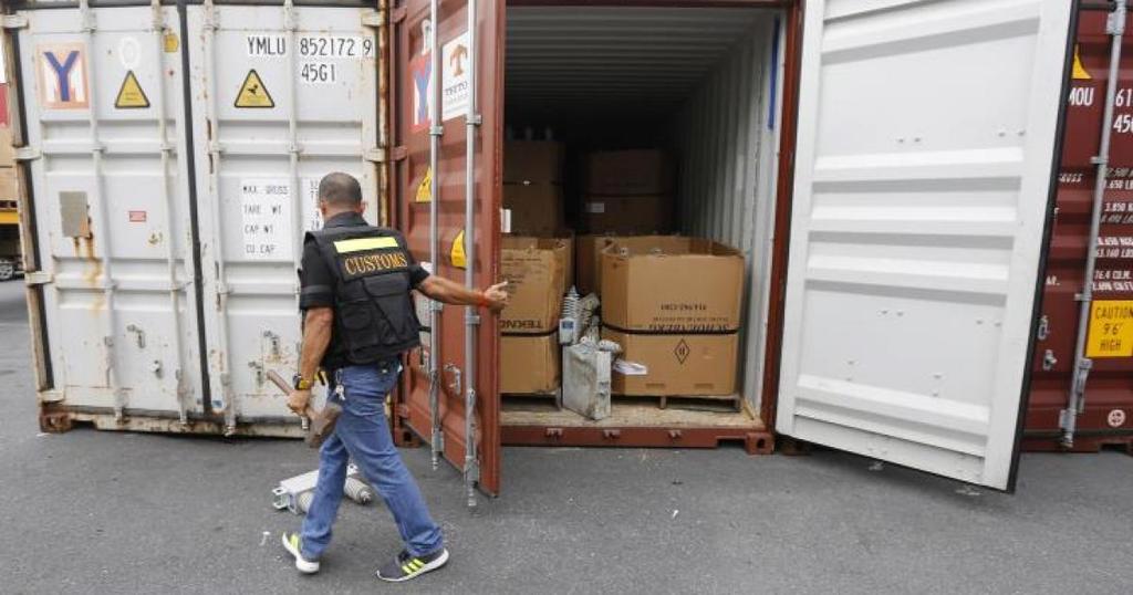 Προϊόντα 'μαϊμού' αξίας 31 δις κατασχέθηκαν φέτος στα τελωνεία της ΕΕ Προϊόντα "μαϊμού", αξίας 31 δις ευρώ κατασχέθηκαν στα ευρωπαϊκά τελωνεία το 2017, ανακοίνωσε σήμερα ο αρμόδιος Επίτροπος Πιέρ