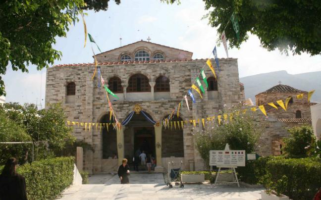 Ο παλαιοχριστιανικός ναός της Εκαντονταπυλιανής στην Παροικιά της Πάρου είναι μια από τις πιο εντυπωσιακές εκκλησίες του Αιγαίου Η παράδοση λέει ότι ο ναός χτίστηκε μετά από ένα τάμα που έκανε η Αγία
