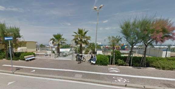 Εικόνα 3. Ο δρόμος στο παράκτιο μέτωπο του Rimini. Μεγάλο τμήμα του οδοστρώματος χρησιμοποιείται για στάθμευση, ενώ διαφοροποιείται με διαγράμμιση ο χώρος κίνησης του πεζού από αυτόν του ποδηλάτου.
