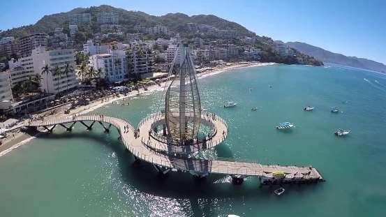 Εικόνα 7. Προβλήτα στο αστικό παράκτιο μέτωπο της πόλης Puerto Vallarta. Η κεκλειμένη επιφάνεια της προβλήτας ενισχύει τη βιωματική πορεία βύθισης του περιπατητή κινούμενου προς το νερό.