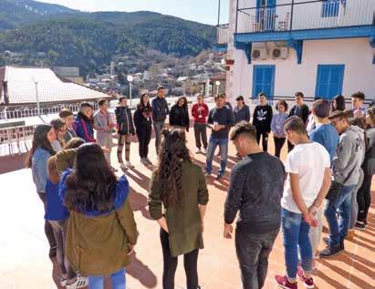 κριτικής σκέψης, και η προσπάθειά τους να ωριμάσουν πιο γρήγορα, ως στοιχεία που συμβάλλουν στο να καθιστούν τα παιδιά ευάλωτα σε κινδύνους μέσα στην κοινωνία.