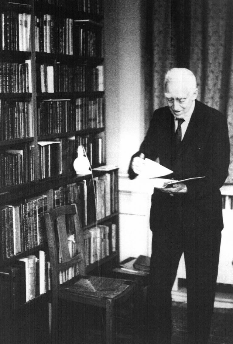 Ο Sraffa στη βιβλιοθήκη του, η οποία περιλάμβανε πάνω από 7.000 τίτλους, εκ των οποίων και πολύ σπάνιοι.