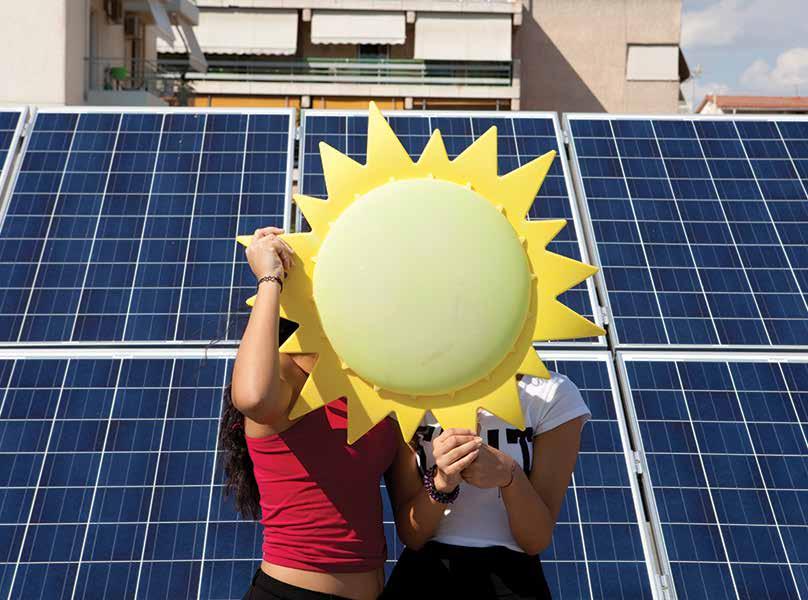 36 37 Αναγκαίες βελτιώσεις του υφιστάμενου θεσμικού πλαισίου Ενίσχυση εγχώριας οικονομίας και όχι εισαγόμενων ορυκτών καυσίμων Το ηλιακό δυναμικό της χώρας αποτελεί συγκριτικό πλεονέκτημα για την