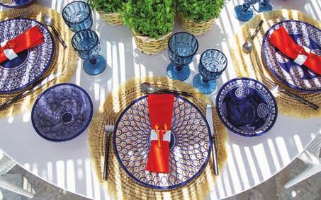 Ο χώρος συνάντησης είναι το lounge, δίπλα στην πισίνα, και οι δυο εξωτερικές τραπεζαρίες, για 16 και 8 άτομα αντίστοιχα.