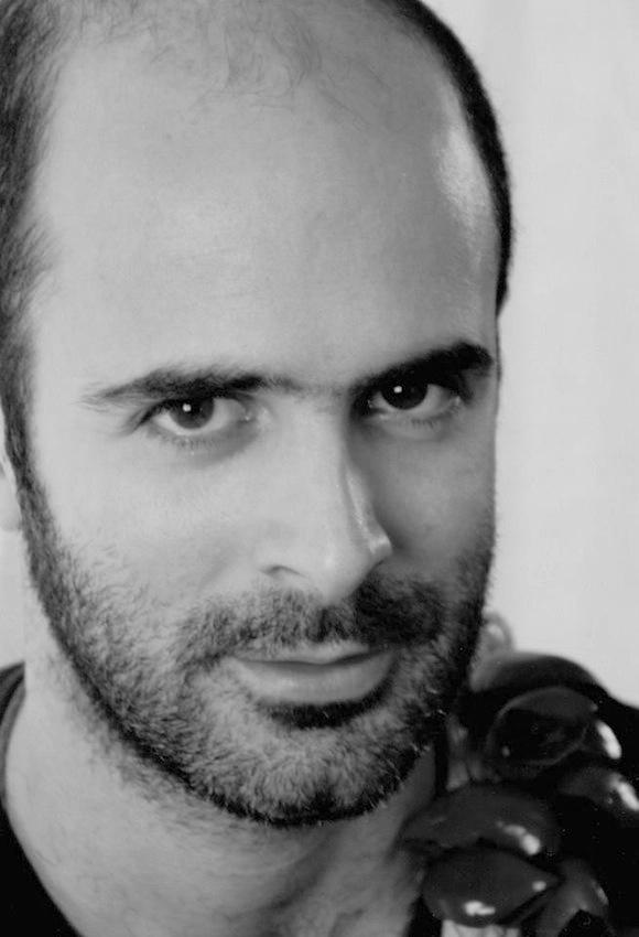 Ο Μανούσος Κλαπάκης γεννήθηκε στην Αθήνα το 1978 και ήρθε σε επαφή με τη μουσική και τα κρουστά σε νεαρή ηλικία, με πρώτο δάσκαλο τον πατέρα του, Μιχάλη Κλαπάκη.