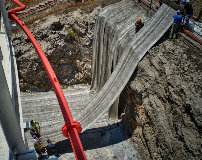 Κάθετη στην περίμετρο των δεξαμενών, διεύθυνση διάστρωσης Concrete Canvas Στο χώρο των εργασιών μεταφέρθηκαν μεγάλα ρολά CC5TM πλάτους 2 μέτρων, τοποθετημένα σε δοκούς περιστροφής (spreader beams)