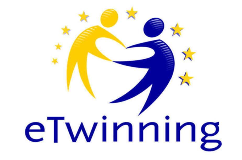 Τι είναι το e-twinning; Είναι μία Ευρωπαϊκή δράση μέσω της οποίας σχολεία από διαφορετικές Ευρωπαϊκές χώρες, συνεργάζονται ώστε να αποκομίσουν παιδαγωγικά, κοινωνικά και πολιτισμικά οφέλη.