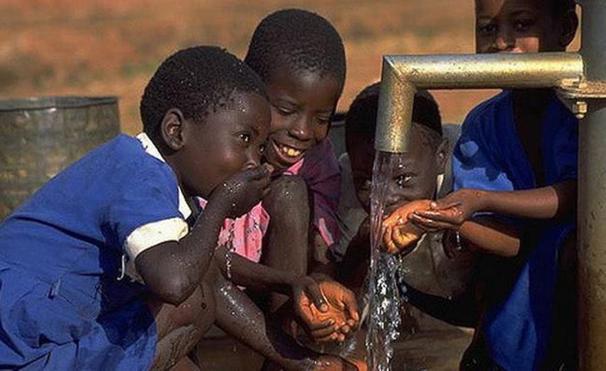 Παγκόσμια προβλήµατα στη διαχείριση του νερού Η έλλειψη, καθώς και η κακή ποιότητα νερού συνεχίζουν να αποτελούν ένα από τα μεγαλύτερα προβλήµατα της εποχής µας.