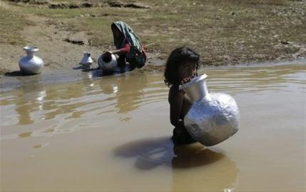 Διαστάσεις των παγκόσμιων προβλημάτων που συνδέονται µε το νερό Πάνω από 6.000 παιδιά πεθαίνουν καθημερινά από ασθένειες που σχετίζονται µε την έλλειψη ή την κακή ποιότητα του νερού.