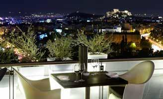 Στο εστιατόριο, το μενού συνδυάζει μεσογειακές γεύσεις με υλικά από τη διεθνή κουζίνα και διαθέτει μεγάλη ποικιλία σούσι.