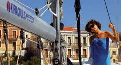 Εντυπωσιακές είναι οι άνετες ξαπλώστρες, τόσο στην πλώρη όσο και στην πρύμνη, η οποία μετατρέπεται σε τραπεζαρία που συμπληρώνεται από μια πλήρως εξοπλισμένη κουζίνα.