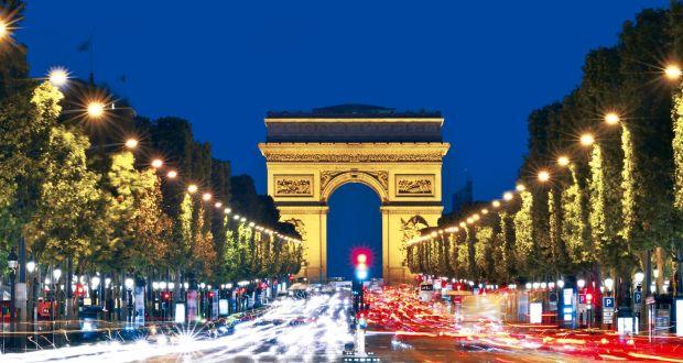 Θα κάνετε το γύρο από το νησάκι Ιλ ντε λα Σιτέ και θα θαυμάσετε την επιβλητική Παναγία των Παρισίων (Notre Dame de Paris), θαυμαστό αρχιτεκτονικό μνημείο γοτθικού ρυθμού γνωστό και από το ομώνυμο