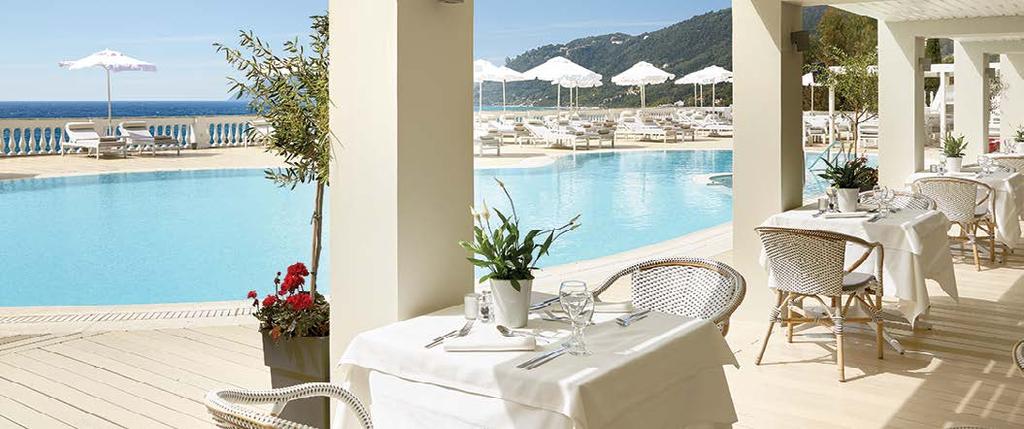 OCEAN VIEW RESTAURANT Γαλλική κουζίνα Το εστιατόριο Ocean View* προσφέρει ένα μωσαϊκό γεύσεων που θα ικανοποιήσουν τον ουρανίσκο σας, με ένα μενού εμπνευσμένο από τη γευστική, αλλά και ταυτόχρονα