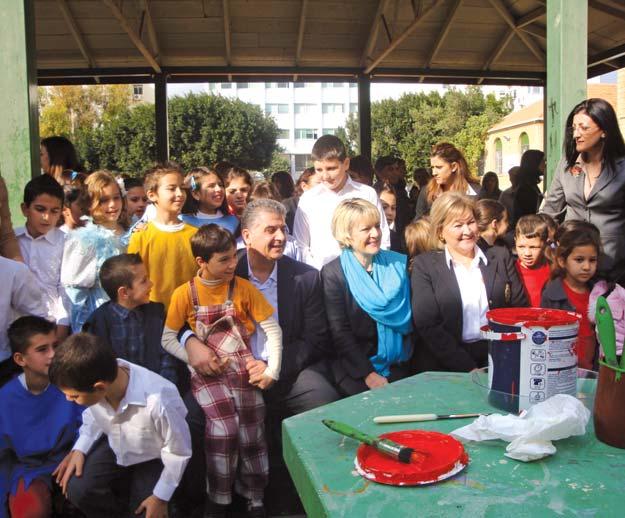 οικογενειακό τους περιβάλλον λειτουργεί κακοποιητικά, τονίζοντας ότι η βίαιη συμπεριφορά των γονιών, αποτελεί ένδειξη πλημμελούς άσκησης του γονικού ρόλου.