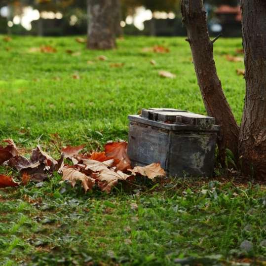 Μία στις δύο μπαταρίες μολύβδου οξέος στην Ελλάδα συλλέγονται και ανακυκλώνονται νόμιμα 1 μπαταρία μολύβδου-οξέως, εάν απορριφθεί στο περιβάλλον μπορεί να μολύνει 1500lt νερού 2 μπαταρίες αρκούν για