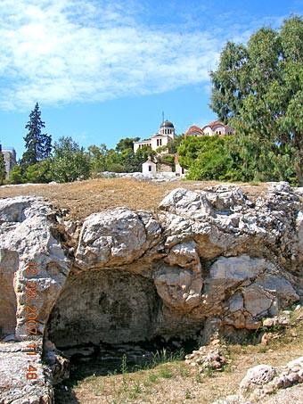 Αγ.Μαρίνα 13ος (λόφος νυμφών) Αγία Μαρίνα στο λόφο των Νυμφών, Θησείο. Βόρεια ά -ποψη.διακρίνεται ο τρούλος του σπηλαιώδη ναού,τμήμα της καινούργιας εκκλησίας καθώς και το Εθνικό Αστερο- σκοπείο.