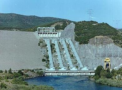 2 m ωφέλιμος όγκος 50 hm 3 Ισχύς 4 80 = 320 MW (Francis) Υπερχειλιστής