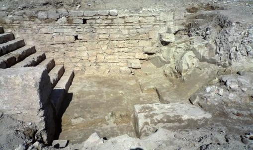 και οπή απορροής υδάτων στη νότια πλευρά. Ο υπόλοιπος χώρος στα βόρεια του λουτήρα λειτουργούσε ως προθάλαμός του και είχε τοίχους με ορθομαρμάρωση (ΒΔ γωνία).