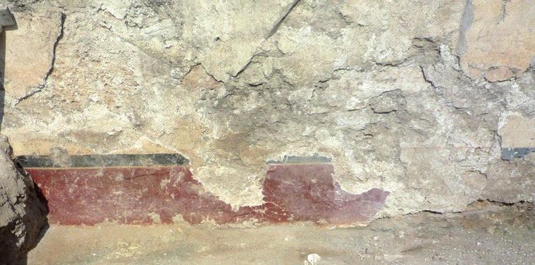 χώρου του λουτρού. Αυτό είναι φανερό και στο δάπεδο: ενώ το μεγαλύτερο τμήμα του αποτελείται από μεγάλες πλάκες διαστάσεων 0,58x0,58 μ.