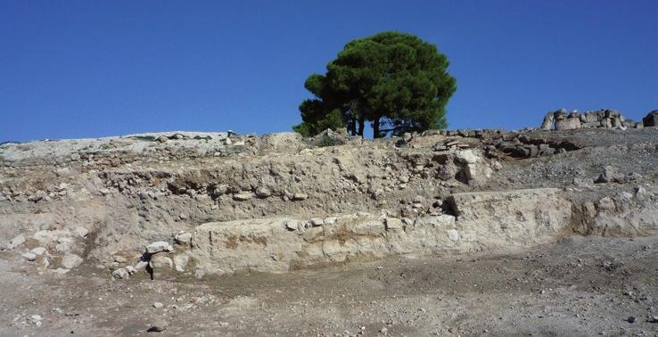 Στα νότια, με τα ίδια υλικά είναι κτισμένη τρίκογχη κατασκευή, πιθανόν δεξαμενή νερού.