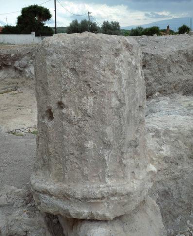 Στο χώρο αυτό και σε επαφή με τον δυτικό τοίχο βρέθηκε τετράγωνο φρεάτιο με τρεις αγωγούς, κτισμένο με στρώσεις κεραμίδων και υδραυλικού κονιάματος εναλλάξ.