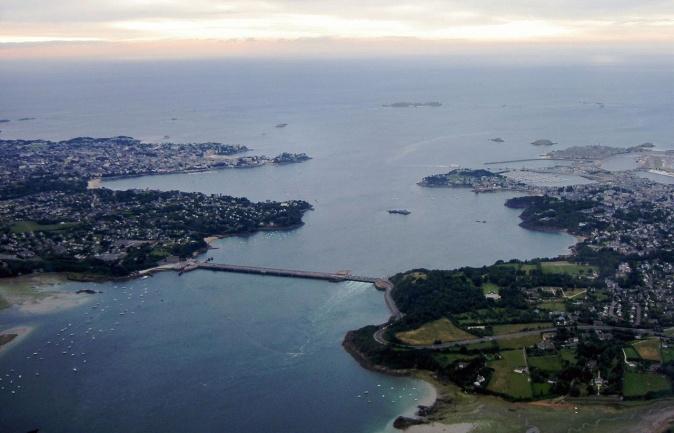 Τα παλιρροιακά ρεύματα, από την άλλη μεριά, αναγνωρίζονται ως αξιοποιήσιμα εφόσον η ταχύτητα τους ξεπερνάει τα 2,5 m/s.