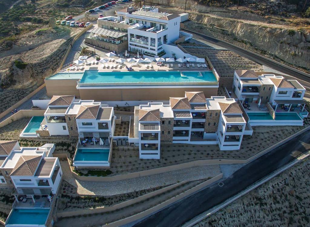 Διαθέτει 41 πολυτελή δωμάτια, κεντρική πισίνα, εστιατόριο, γυμναστήριο και υπηρεσίες σπα, τζακούζι, σάουνας, μασάζ, ενώ έχει και εγκαταστάσεις τούρκικων λουτρών (χαμάμ).