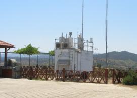 Σχήμα 2: Φωτογραφία Σταθμού Υποβάθρου Αγίας Μαρίνας Οι σταθμοί παρακολούθησης έχουν τη δυνατότητα να λαμβάνουν μετρήσεις από διάφορους ρύπους, όπως το Μονοξείδιο, το Διοξείδιο και τα Οξείδια του