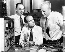 Τρανζίστορ Κατασκευάστηκε το 1948 στα Bell Labs Το Nobel Prize in Physics, 1956 απονεμήθηκε στους Shockley, Bardeen, and Brattain For their