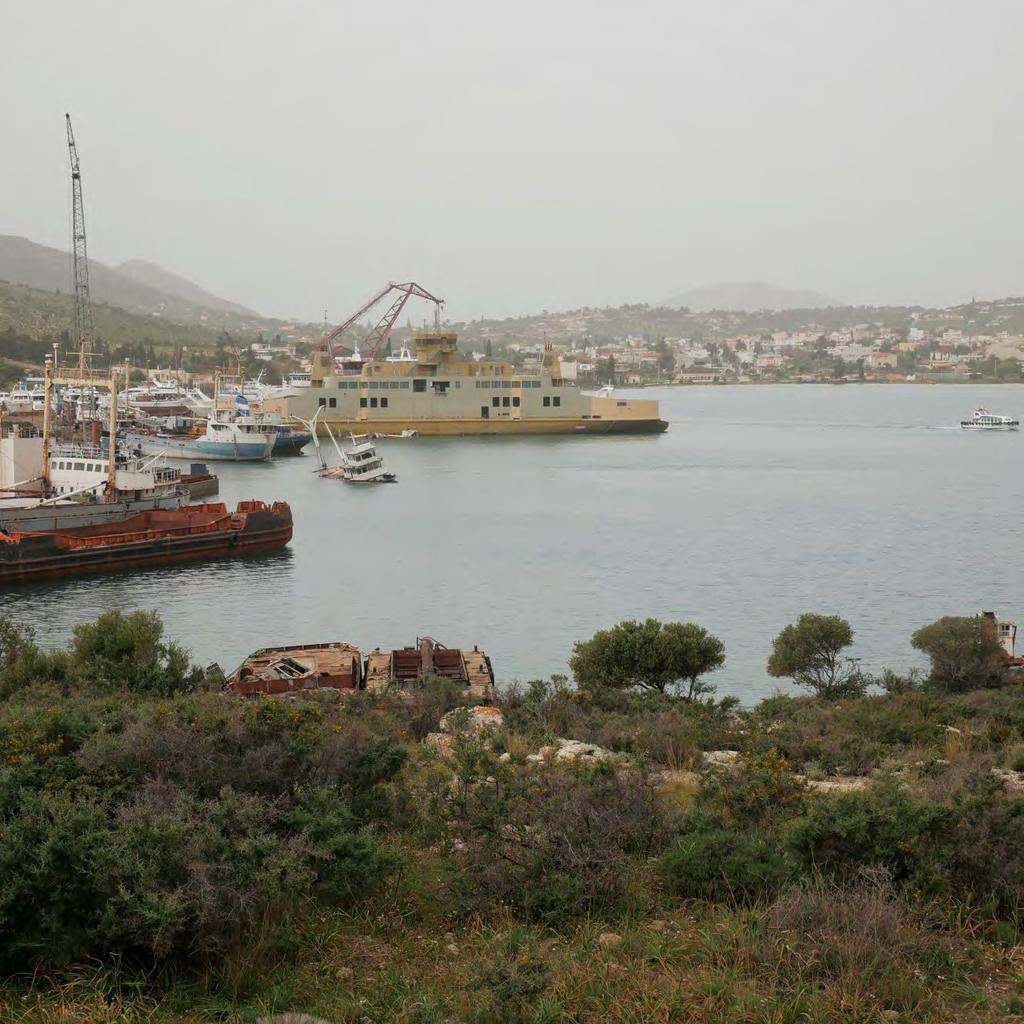 Εικ. 12. Η εικόνα του πυρήνα του αρχαιολογικού τόπου. Τα ναυάγια και τα ναυπηγεία εντός του αρχαίου λιμένα Αμπελακίων δίπλα στον Τύμβο Σαλαμινομάχων. Φωτό: Κωνσταντίνος Ζηργάνος-Καζολέας.