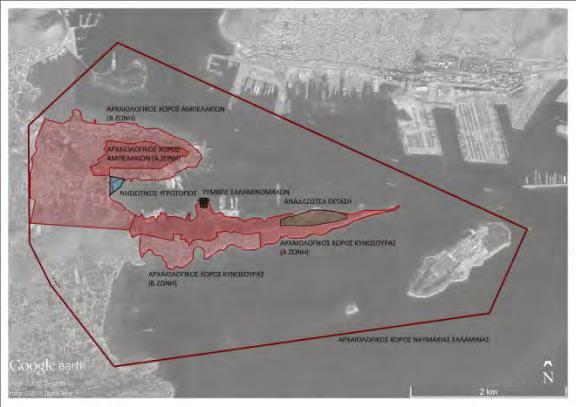 Εικ. 22. Οι κηρυγμένοι αρχαιολογικοί χώροι στην περιοχή της Κυνόσουρας Σαλαμίνας. Σημειώνονται τα όρια του νησιωτικού υγρότοπου και της αναδασωτέας έκτασης (επεξεργασία ομάδας έρευνας). 6.2. Ο Τύμβος των Σαλαμινομάχων Στη βόρεια πλευρά της χερσονήσου της Κυνόσουρας, το μικρό βραχώδες ακρωτήριο έχει ένα έξαρμα γης στο μέσον του, το λόφο της Μαγούλας.