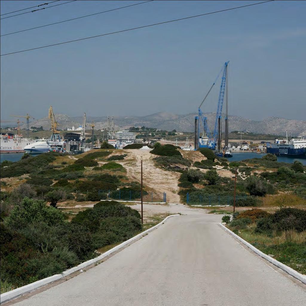 Εικ. 28. Η πρόσβαση στο λόφο της Μαγούλας, τον Τύμβο των Σαλαμινομάχων.