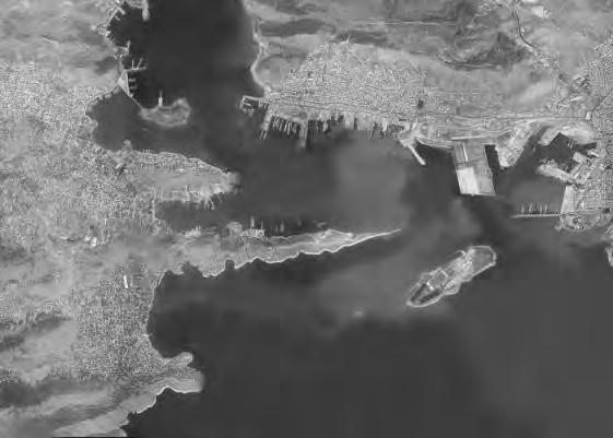 Μεταξύ του 1960 και του 2010 φαίνεται η σημαντική αλλαγή στη γεωγραφία του στενού που έχει συμβεί στο Πέραμα, με την