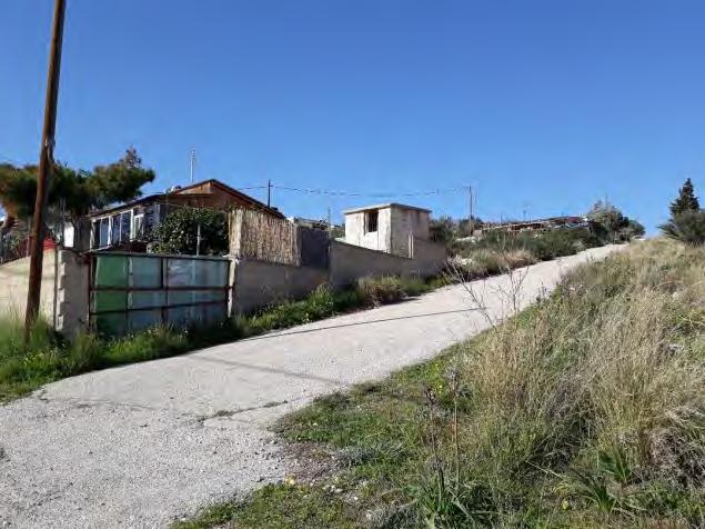Εικ. 10 και Εικ. 11. Οι αυθαίρετες οικιστικές συγκεντρώσεις στο νότιο τμήμα της Κυνόσουρας (Πηγή: Αρχείο Εργαστηρίου Αστικού Περιβάλλοντος ΕΜΠ).