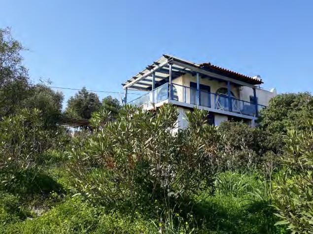 Λατομική: Ένα λατομείο το οποίο είναι πλέον ανενεργό λειτούργησε στο μέσον περίπου του ακρωτηρίου, στη βόρεια του ακτή.