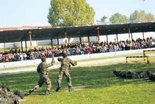 α σφα λεί ας στους κα τοί κους των το πι κών κοι νω νιών η ε πι κοι νω νί α των νέ ων µε το προ σω πι κό των Μο νά δων