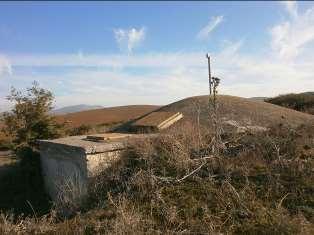 Η γεώτρηση Λόφου 1 βρίσκεται στη βορειοανατολική πλευρά του οικισμού Λόφος, σε υψόμετρο 122 μέτρων και σε απόσταση περίπου 5 χιλιομέτρων από τη δεξαμενή.