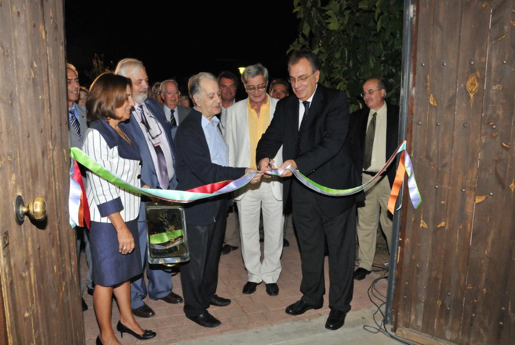 Δεκέμβριος 2009, ΦΙΛΟΤΕΛΙΚΑ ΧΡΟΝΙΚΑ, Περίοδος Β, αρ. 8 5 χρόνια, όχι μόνο ανακαινίζει τα παλαιά κτήρια, ταυτόχρονα συμβάλλει αποτελεσματικά και στην εξυγίανση του μολυσμένου εδάφους.