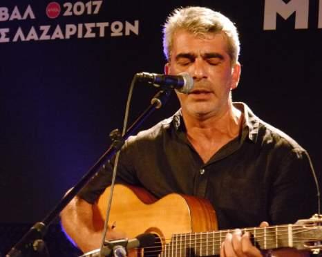 Ράνω ςτθν υπζροχθ βεράντα τθσ Μονισ με όμορφθ ατμόςφαιρα παρζασ, αλλά και με απρόβλεπτεσ ςυνευρζςεισ, θ Μικρι κθνι του καλοκαιριοφ ιταν πάντα γεμάτθ τόςο από κεατζσ, όςο και από τθν ιδιαίτερθ