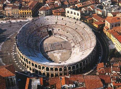 Το ρωμαϊκό θέατρο δεν είναι το μοναδικό αρχαιολογικό μνημείο της Βερόνας. Αντιπροσωπευτική εικόνα της πόλης, η Αρένα είναι ένα απο τα καλύτερα διατηρημένα ρωμαϊκά αμφιθέατρα στον κόσμο.