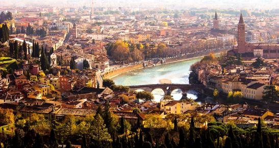Η ρομαντική εικόνα της Βερόνας, αγκαλιασμένη απο τις δύο όχθες του ποταμού Adige είναι το αποτέλεσμα υδρογεωλογικών μελετών αιώνων, που συνεισέφεραν στο να αποφευχθούν οι πολλές πλημμύρες.