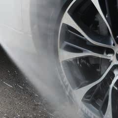 Πλένετε το όχημα μακριά από την έντονη ηλιακή ακτινοβολία. Μην το εφαρμόζετε σε ζεστές επιφάνειες. Σε υψηλές θερμοκρασίες, πάντα υγραίνετε πρώτα το σώμα του αυτοκινήτου.