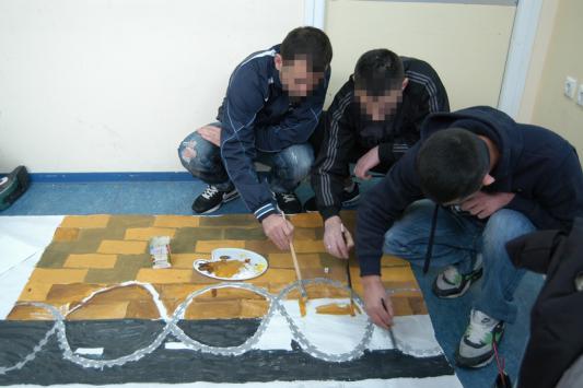 Εικόνα 7: Ο τοίχοσ τθσ φυλακισ Πταν το ςχζδιο τελείωςε, μια από τισ ερωτιςεισ που δζχτθκαν οι μακθτζσ - ςχεδιαςτζσ ιταν για ποιο λόγο ο ουρανόσ είναι τόςο λίγοσ, ενϊ κάποιοσ κα περίμενε να είναι