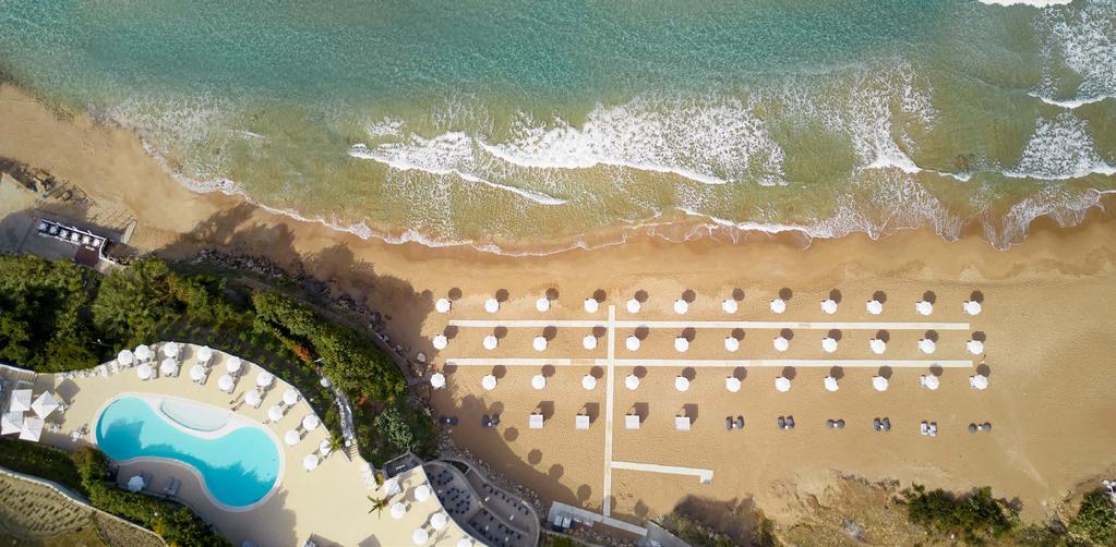 TOΠΟΘΕΣΙΑ ΞΕΝΟΔΟΧΕΙΟΥ Σε μία μαγευτική τοποθεσία, πάνω σε μία από τις καλύτερες παραλίες της Κέρκυρας, την παραλία Κοντογιαλός, βραβευμένη με γαλάζια σημαία.