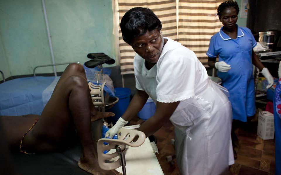 Η Adumporka Abotiyure γεννάει στο Κέντρο Υγείας Sumbrungu, στη Bolgatanga, βορειοανατολικά της Γκάνα.